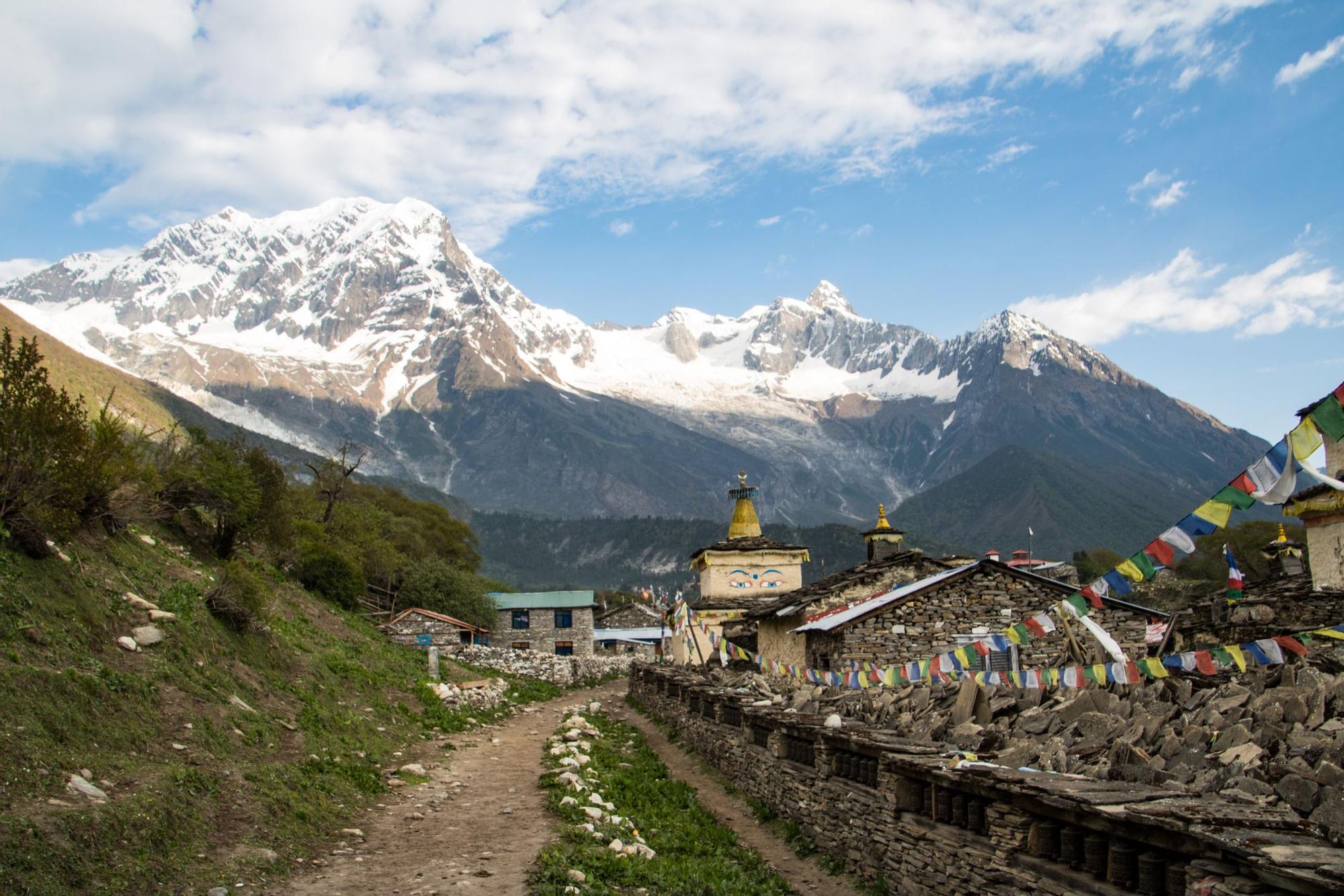 El imponente Manaslu desde el valle