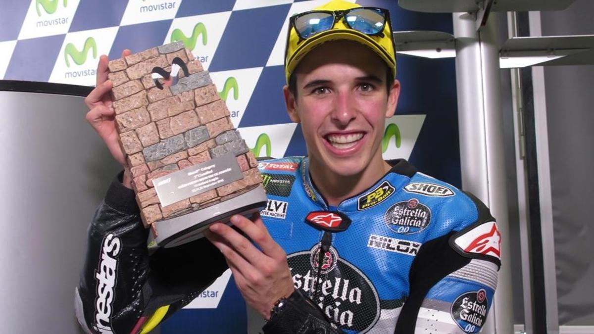 Àlex Márquez, feliz con el trofeo de Motorland.