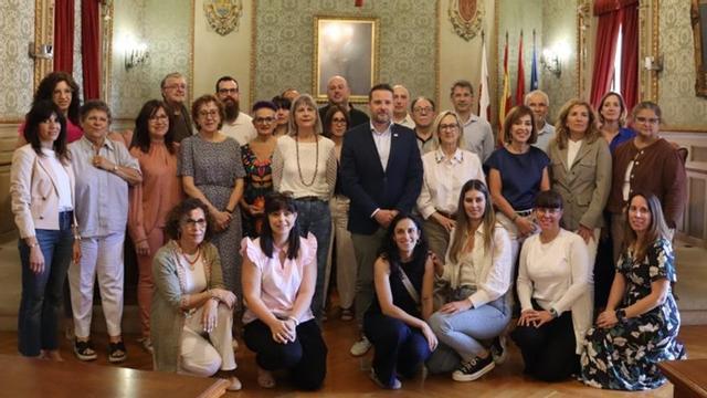 Foto de familia tras  la firma del convenio. | SERVICIO ESPECIAL