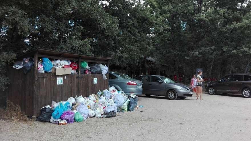 Estado que presentan los contenedores de la playa de Los Arenales.