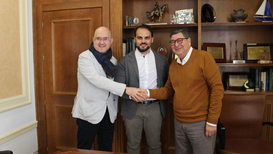 Los munícipes Antonio Moreno Ferrer y Jesús Atencia presidieron la firma del contrato.