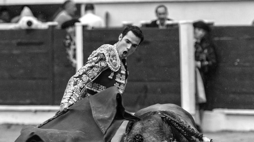 El ceheginero Antonio Puerta, en su primer toro.