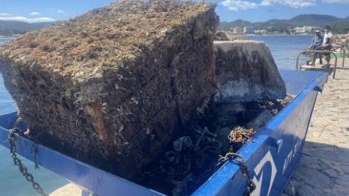 En la limpieza de los fondos de la bahía para retirar las estructuras de fondeo ilegal se eliminaron casi 200 toneladas de residuos.