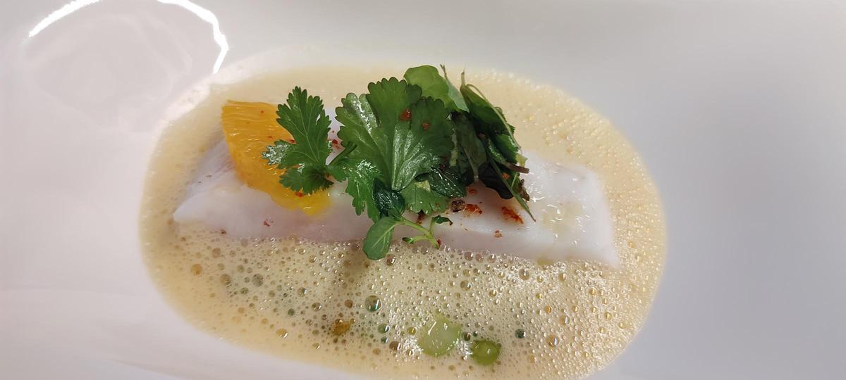 Rodaballo al vapor con 'beurre blanc de flor de taronger'.