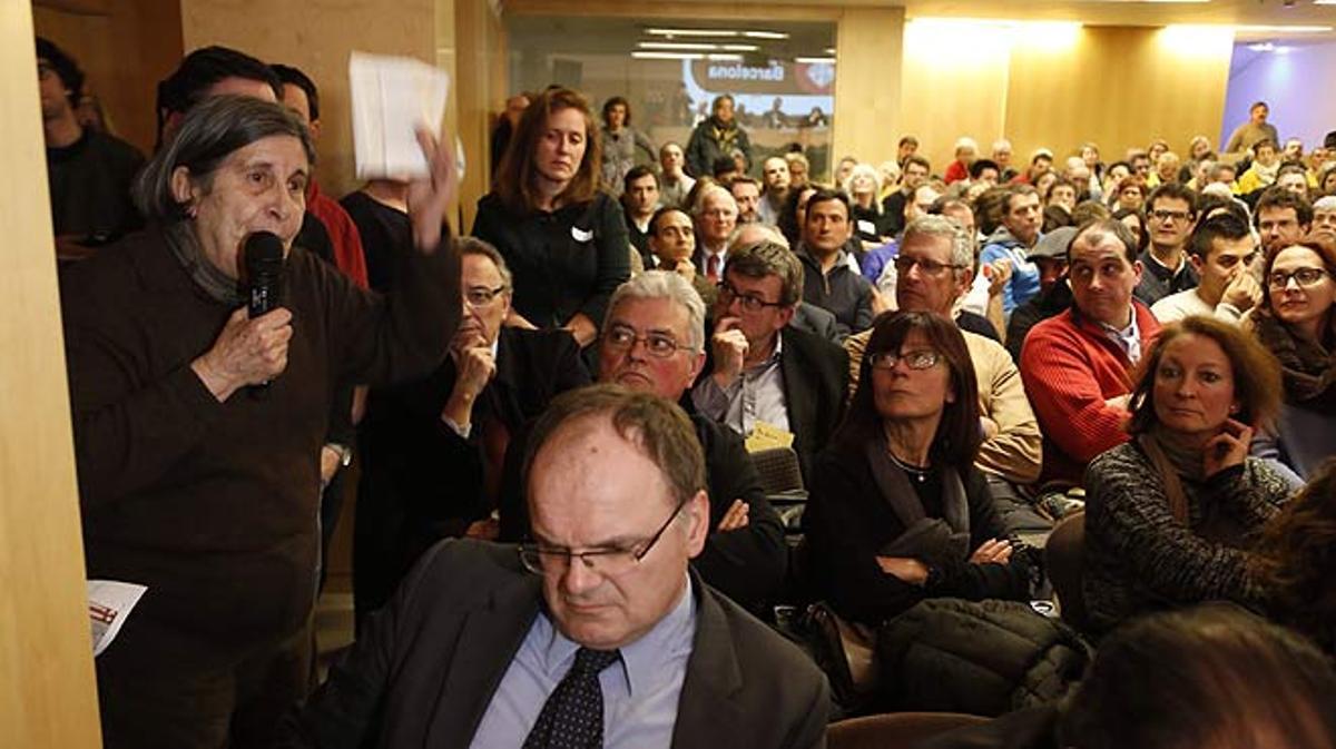Audiència pública sobre turisme a la Biblioteca Jaume Fuster de Barcelona.