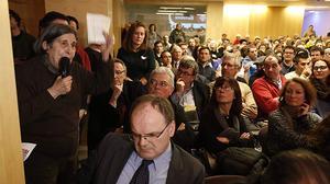 Audiència pública sobre turisme a la Biblioteca Jaume Fuster de Barcelona.