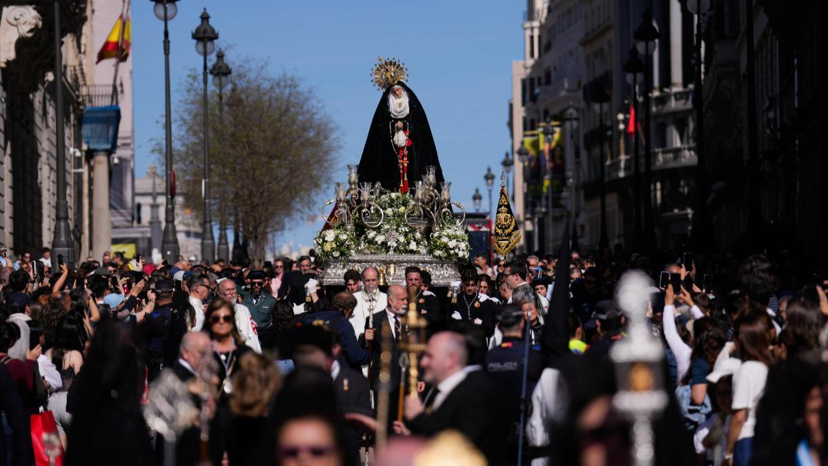 Vista de un momento de la procesión de la Soledad y el Desamparo este Sábado Santo en Madrid.