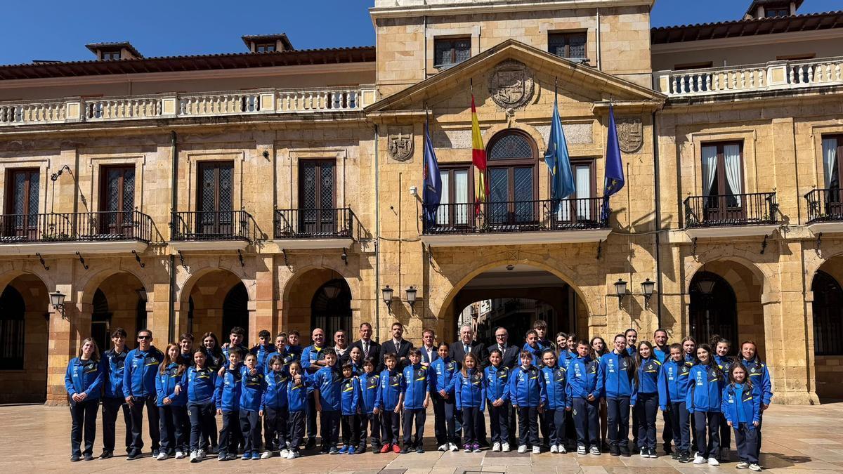 Foto de familia de los deportistas asturianos