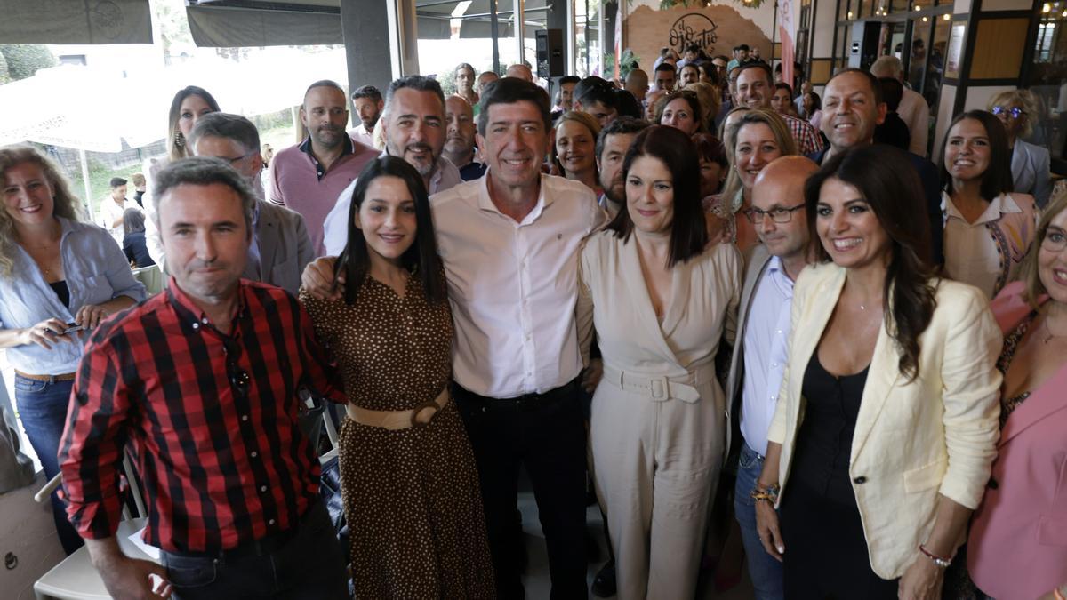 Inés Arrimadas, rodeada por dirigentes y afiliados malagueños de Ciudadanos.