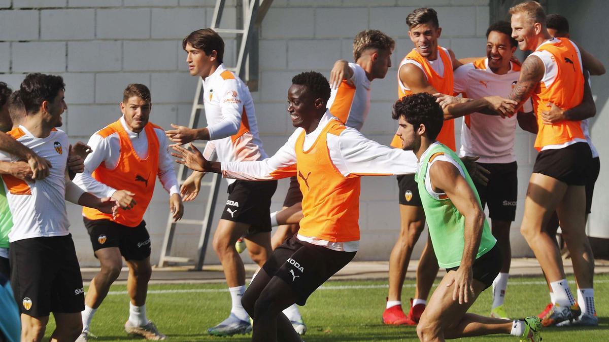 Los jugadores del Valencia
se entrenaron bajo un
gran ambiente.  j.m.lópez