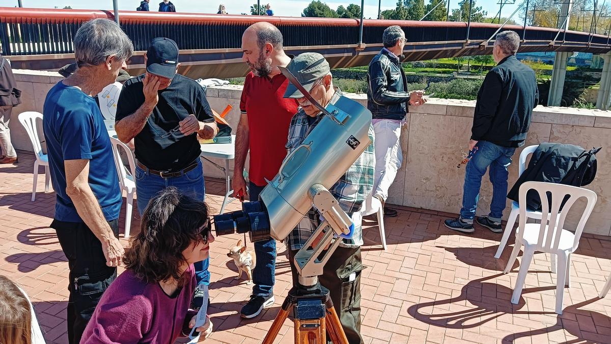 Observación a través de telescopio.