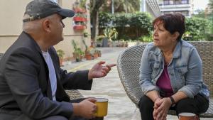 La rompesoledades Begoña Casanova conversa con Gevorg, en el patio del recinto Hort de la Vila de Sant Joan de Déu.