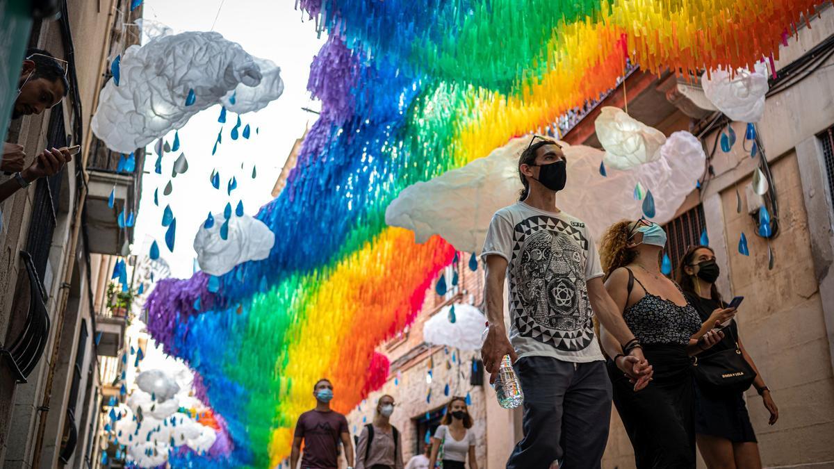 Calle Fraternitat de Baix decorada por las fiestas de Gràcia