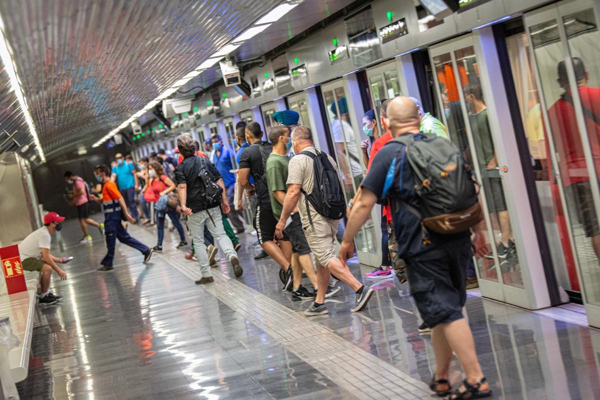 Ambiente en el interior de la la parada de metro de Torrasa, en la Línea de metro L9 de Bracelona.