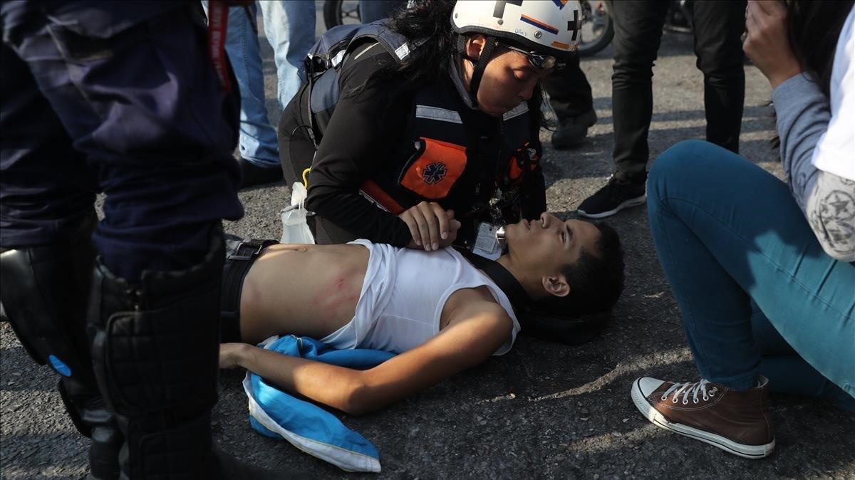 Un herido es atendido durante una protesta en apoyo al presidente de la Asamblea Nacional, Juan Guaidó,en Caracas (Venezuela).
