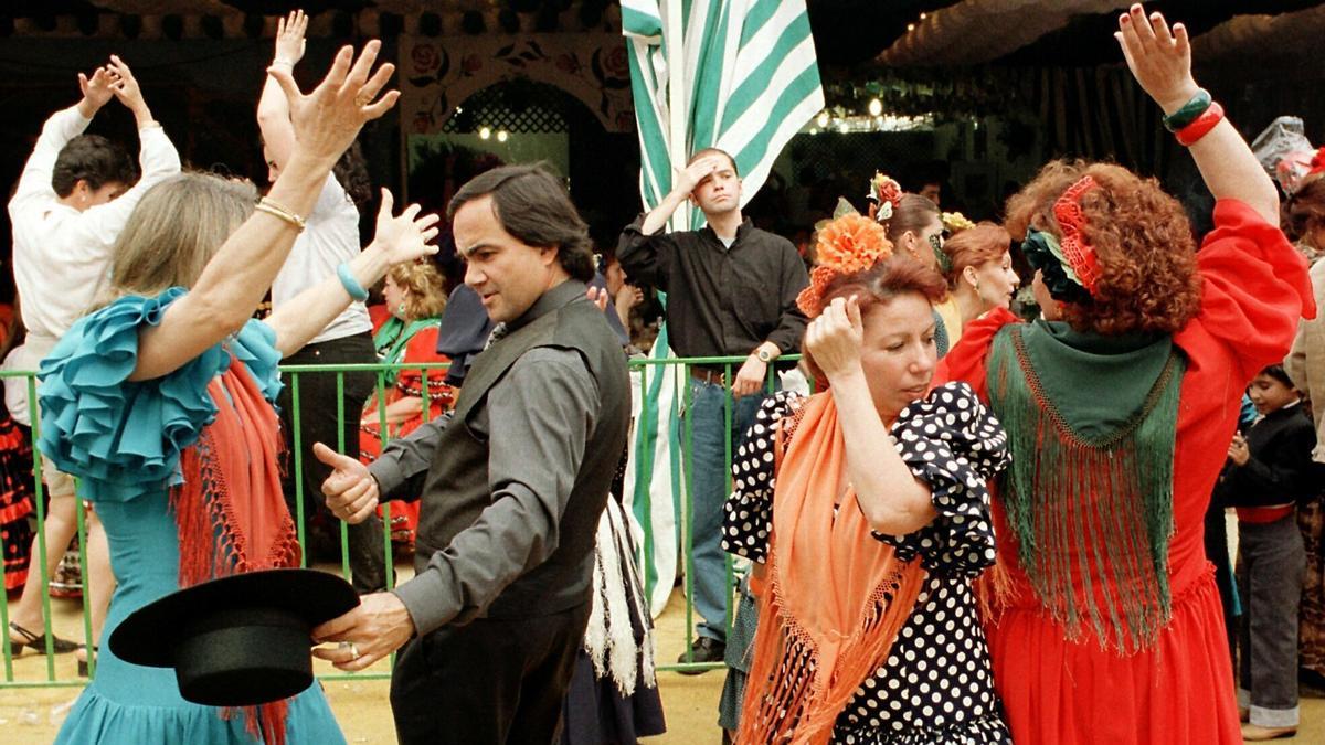 Ambiente en el Real de Sevilla, frente a una caseta de la Feria de Abril