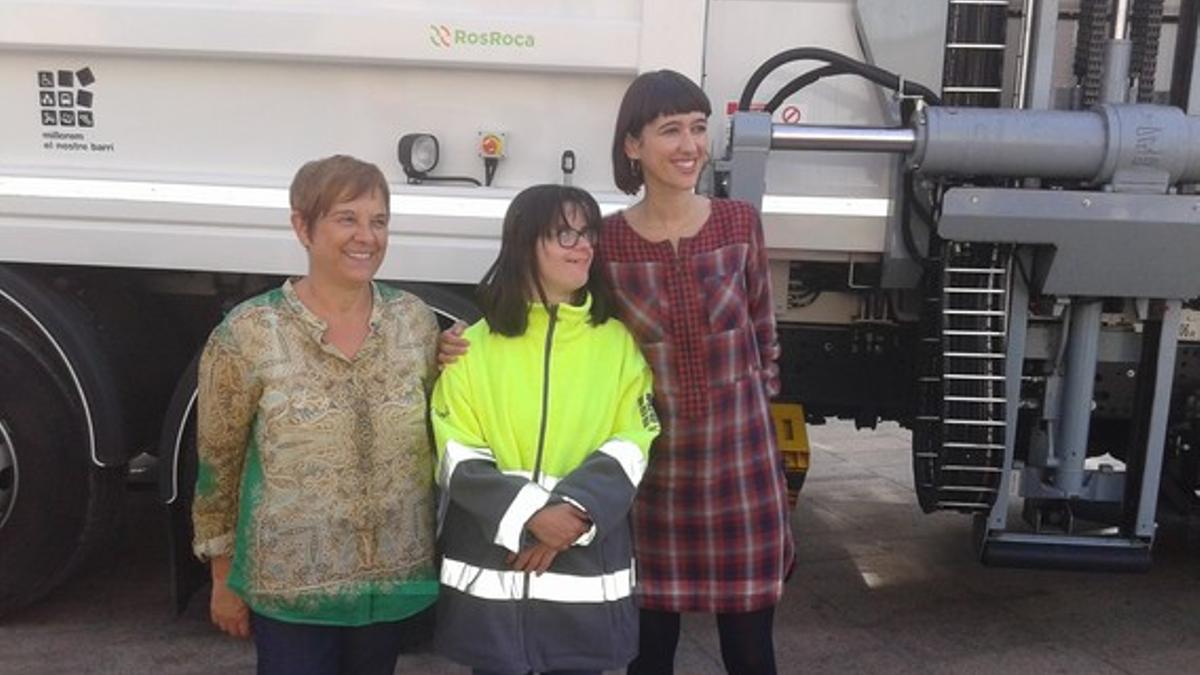 La alcaldesa, Núria Parlon, la teniente de alcalde responsable de Vía Pública y Civismo, Remedios Aragón y la diseñadora Anna Vives durante el acto de presentación.