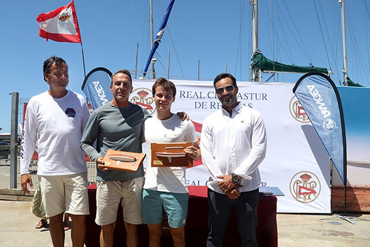 Los ganadores, en el centro de la imagen, durante la entrega de premios.