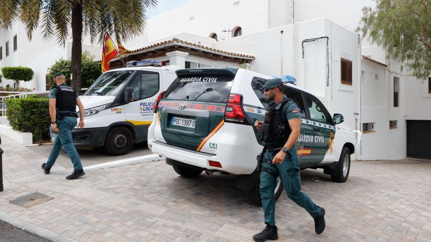 Dos agentes de la Guardia Civil durante el registro del Ayuntamiento de Sant Josep del pasado día 13. | J. A. RIERA