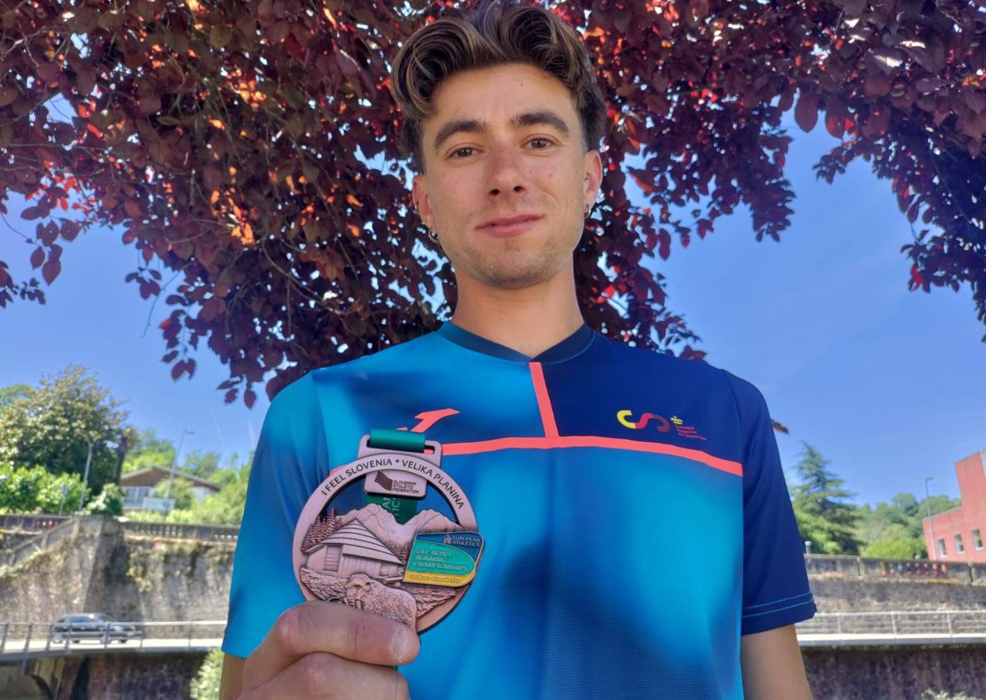 Diego Menéndez con la medalla de bronce del Europeo de Off-Road, disputado en Eslovenia.