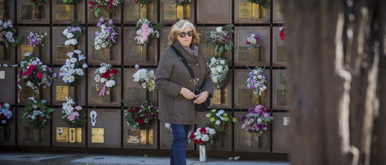 Una mujer pasea por la zona de columbarios tras depositar sus flores.