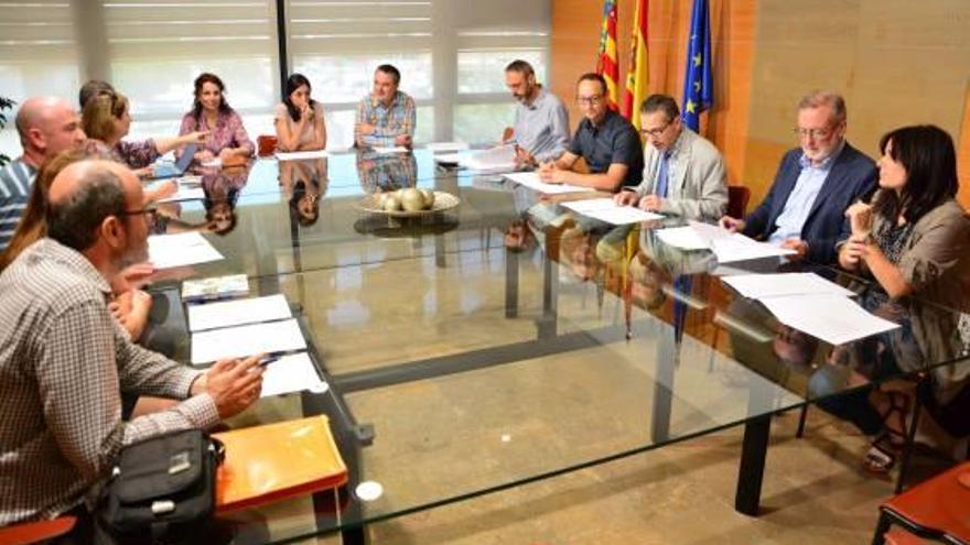 Reunión entre los integrantes de la plataforma de investigación sanitaria.