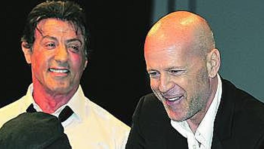 Rambo y MccLane, juntos. Las estrellas del cine se exponen un año más al veredicto de los fans en la pintoresca feria del cómic de San Diego. Sylvester Stallone fue recibido al grito de «¡Rocky!, ¡Rocky!» al presentar «Los mercenarios». Bruce Willis, que hace un cameo, también asistió.