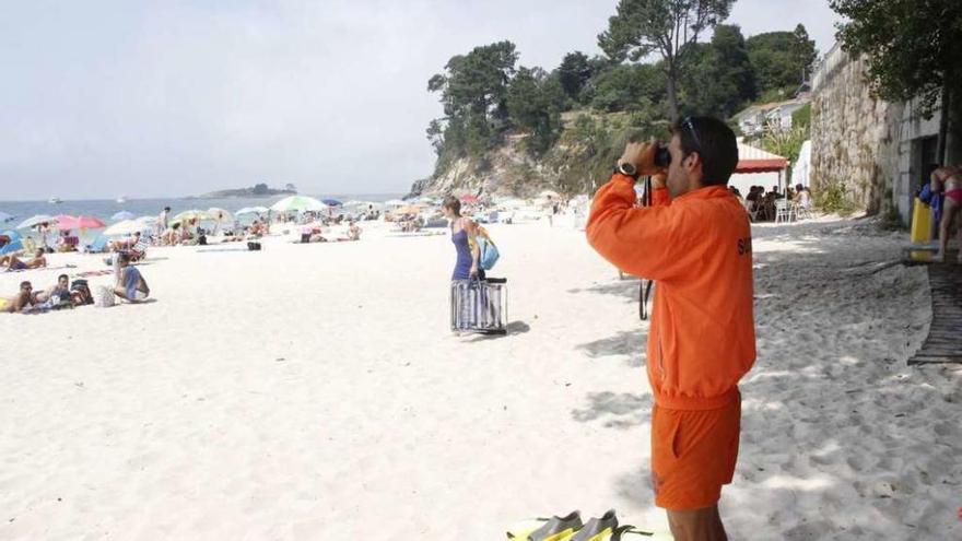 Socorrista en la playa de Lapamán, en Bueu. // Santos Álvarez