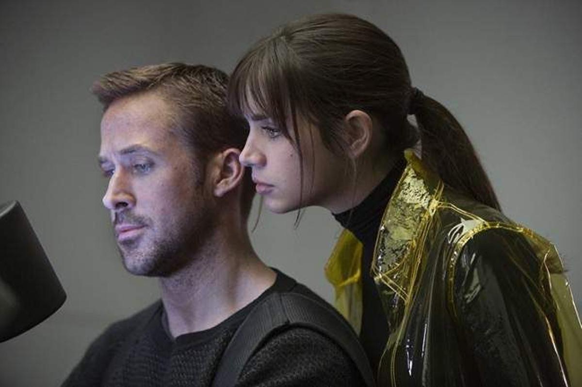 Ana de Armas y Ryan Gosling en Blade Runner 2049