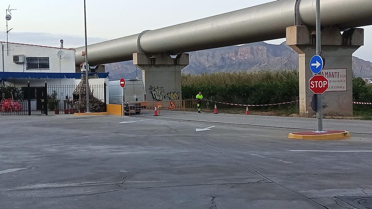 Corte al tráfico del vial de servicio a la altura de la estación de servicio de Arneva