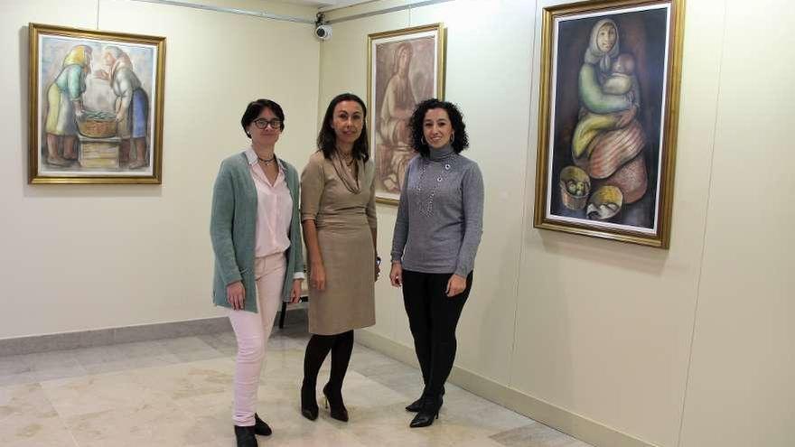 La alcaldesa María Ramallo y las concejalas Itziar Álvarez y Marián Sanmartín ante obras de Torres.