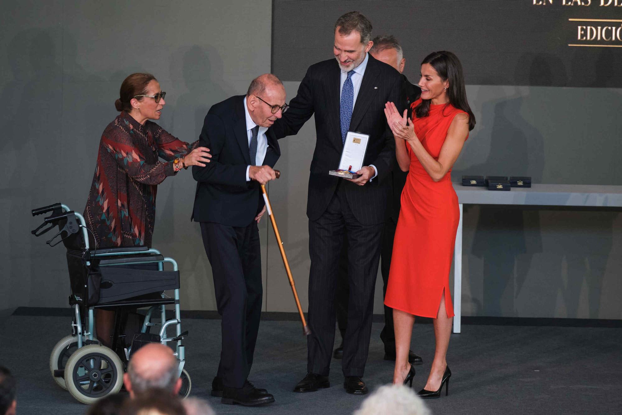 Los Reyes entregan en las Islas las Medallas de Oro al Mérito en las Bellas Artes a 32 personalidades de la cultura