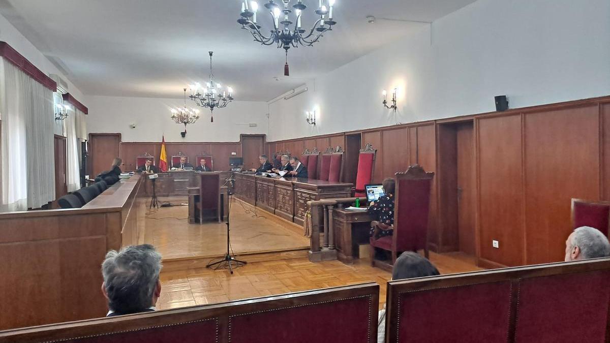 Los tres acusados, sentados, este martes en la Audiencia Provincial de Badajoz.