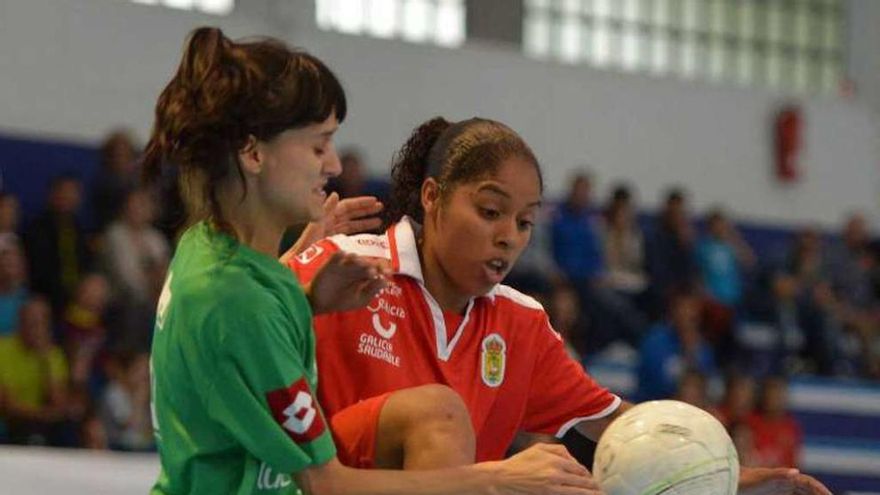 Jenny controla un balón durante un partido esta temporada. // G.S.