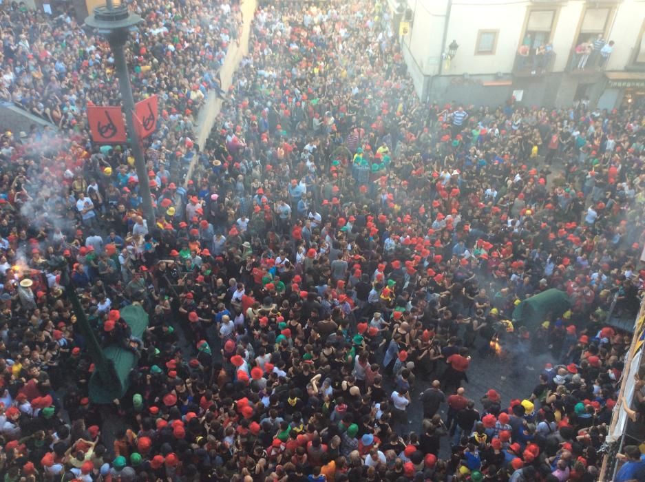 La plaça de Sant Pere s''omple a vessar en l''inici de la darrera passada de la Patum