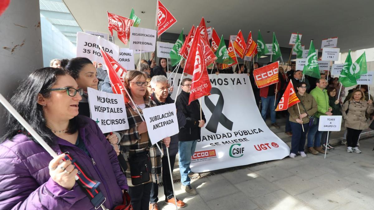 Los sindicatos se han concentrado esta mañana a las puertas del Salud, antes de la reunión con el comité de huelga.