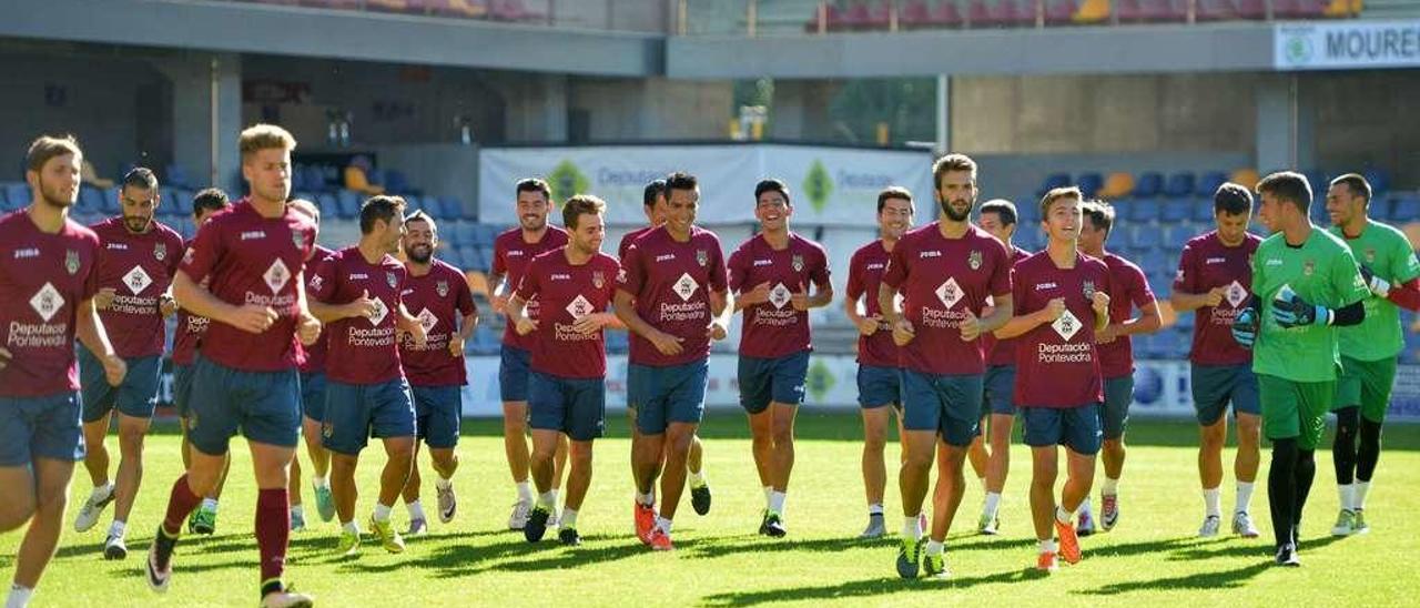 La plantilla trotando durante un entrenamiento celebrado en Pasarón. // Gustavo Santos