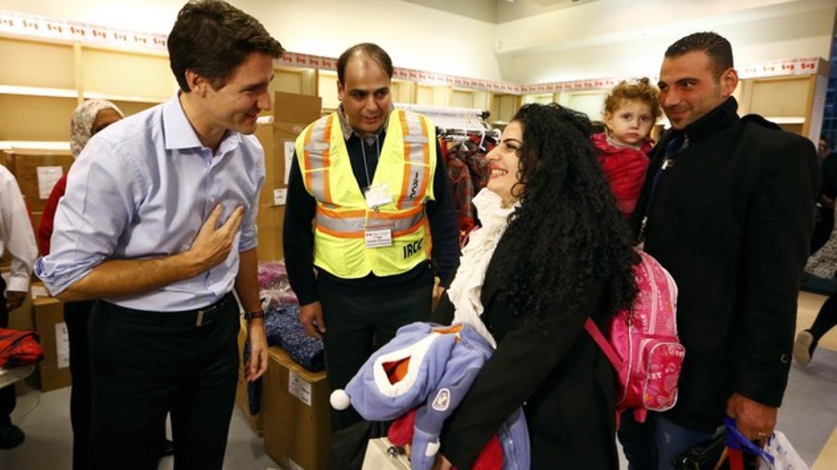 El primer ministro de Canadá, Justin Trudeau, da la bienvenida a una familia siria, en el aeropuerto de Toronto, este jueves.