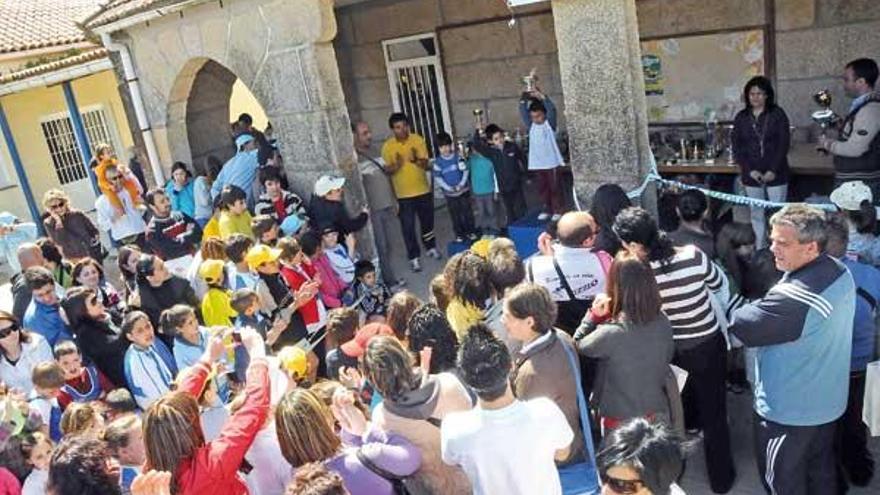 Más de 300 niños participaron ayer en el Cross Popular.