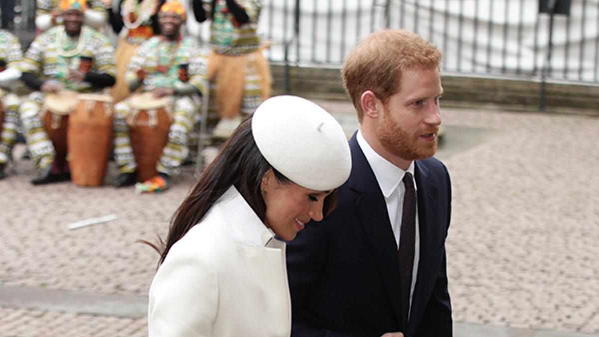 Meghan Markle sorprende con su look novia a la Reina Isabel II