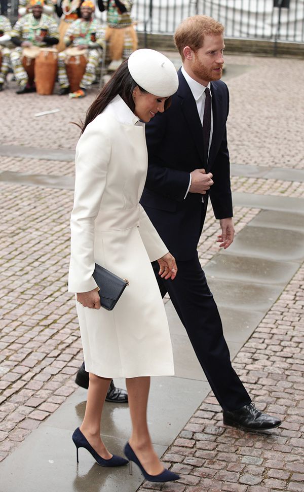 La novia Meghan Markle, por su abrigo y tocado blanco, junto al Príncipe Harry