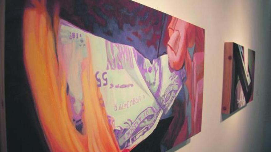 Arriba, obra de Miguel Aguirre; sobre estas líneas, a la izquierda, cuadros de Cristina Ferrández en la galería Texu; a la derecha, pieza de Teo Hernando. / ángel gonzález/luisma murias