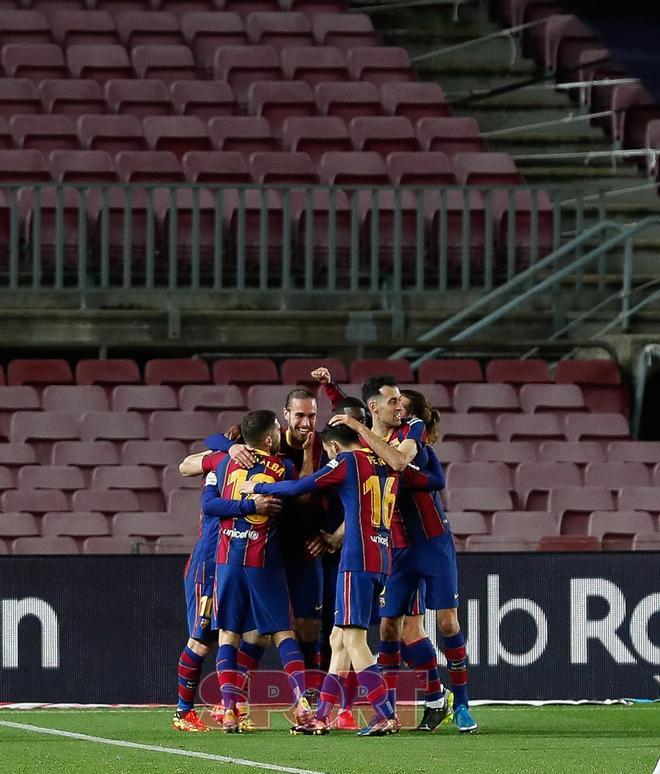 Óscar Mingueza celebra con sus compañeros su gol en el partido de LaLiga entre el FC Barcelona y el Huesca disputado en el Camp Nou.