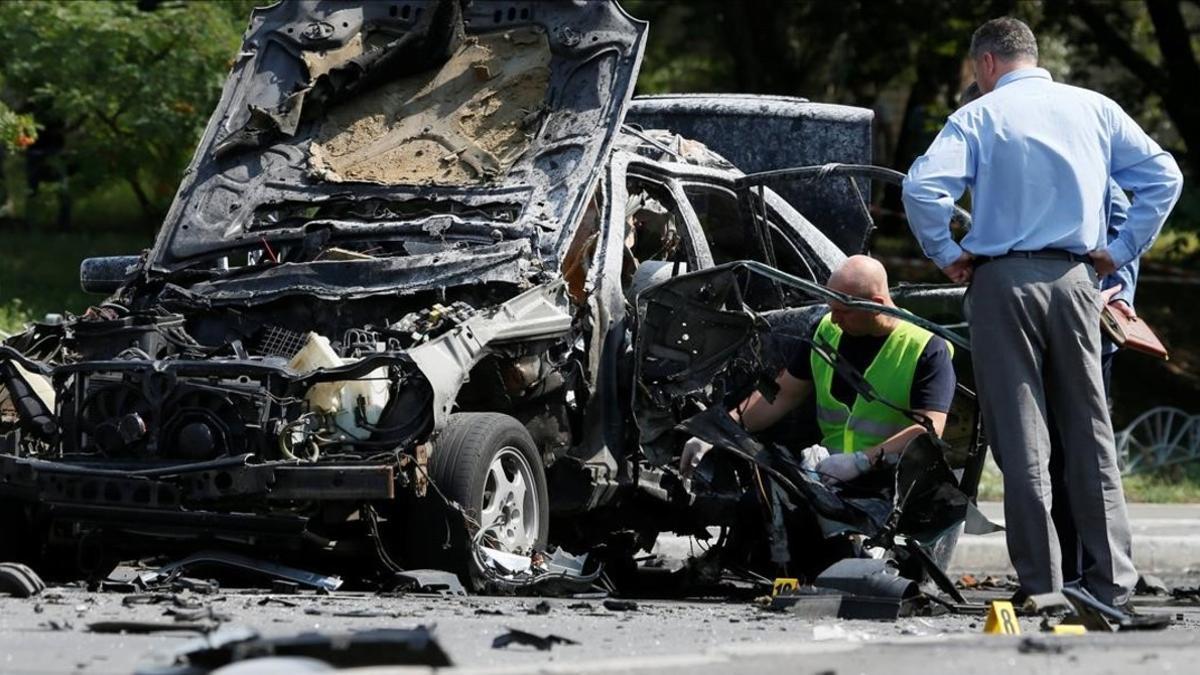 zentauroepp39075519 investigators work at the scene of a car bomb explosion whic170627104606