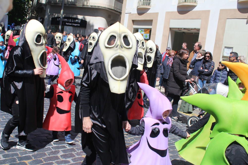 La rua escolar de la Santa Creu torna a enlluernar