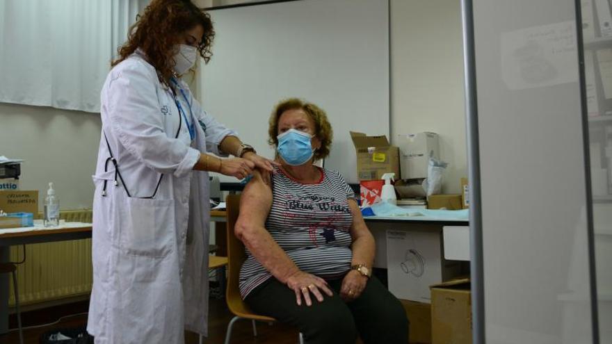 Una vecina de Moaña recibe ayer su dosis contra la gripe. / G.N.