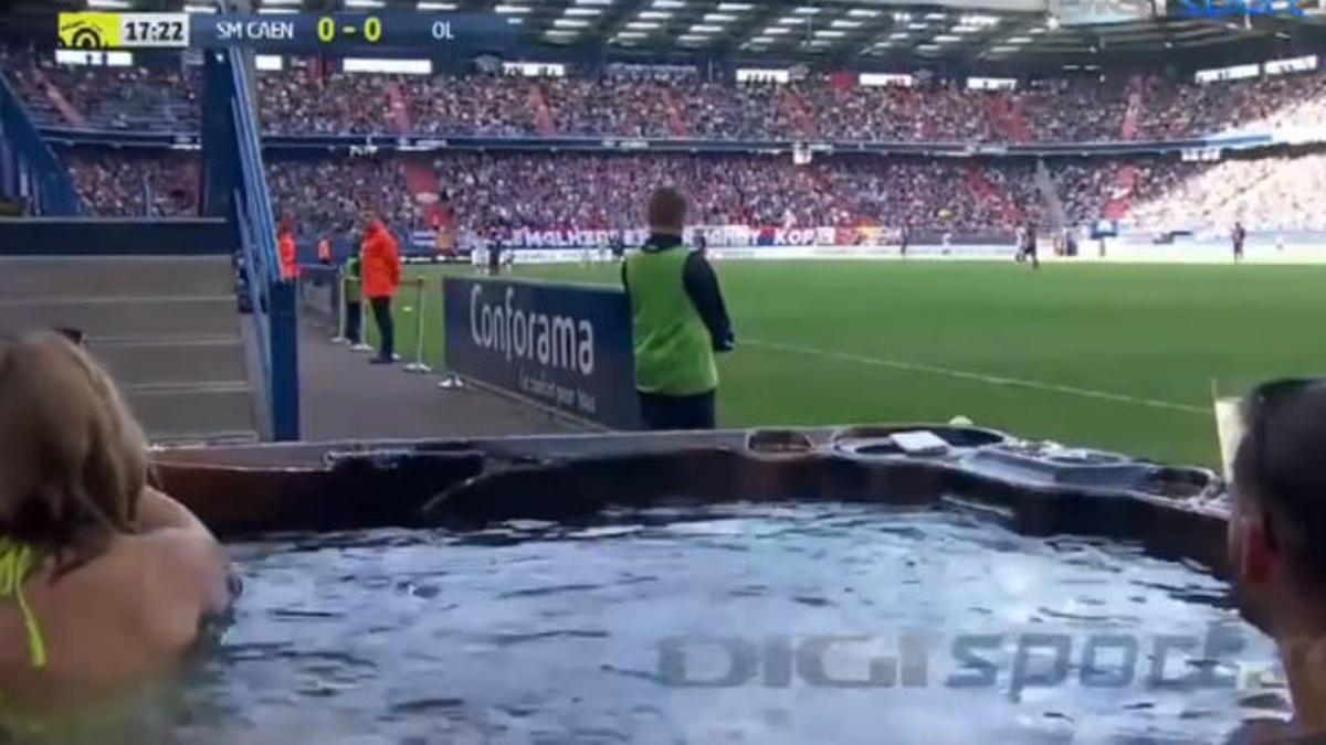 Surrealista: ¡Dos aficionados miran el Caen-Lyon desde un jacuzzi a pie de campo!