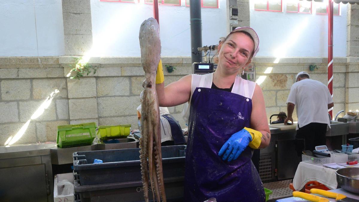 Una pescantina de Cangas, mostrando uno de los ejemplares de pulpo a la venta en los últimos días.