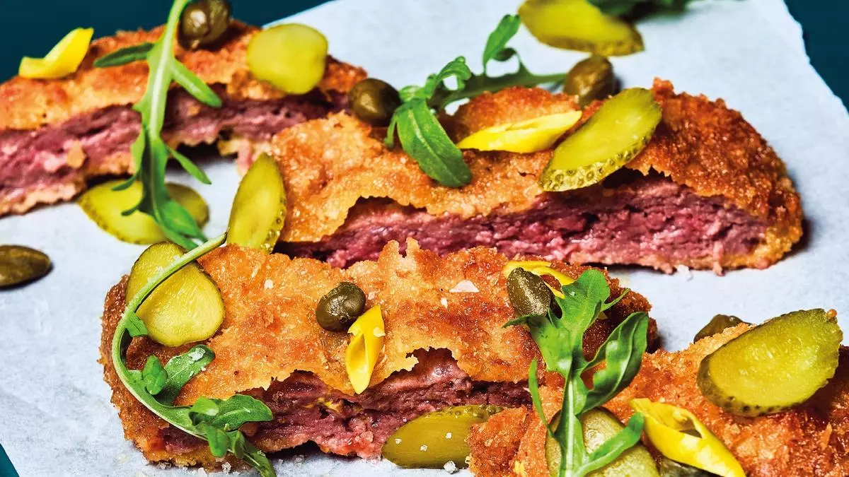 La "receta épica" de Jordi Roca y sus sobrinos Marc y Martí: milanesa de hamburguesa de ternera