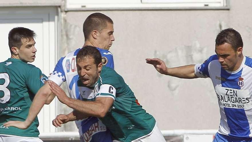 Antúnez sufre una falta durante el último partido del Coruxo en O Vao, ante el Avilés. // Ricardo Grobas